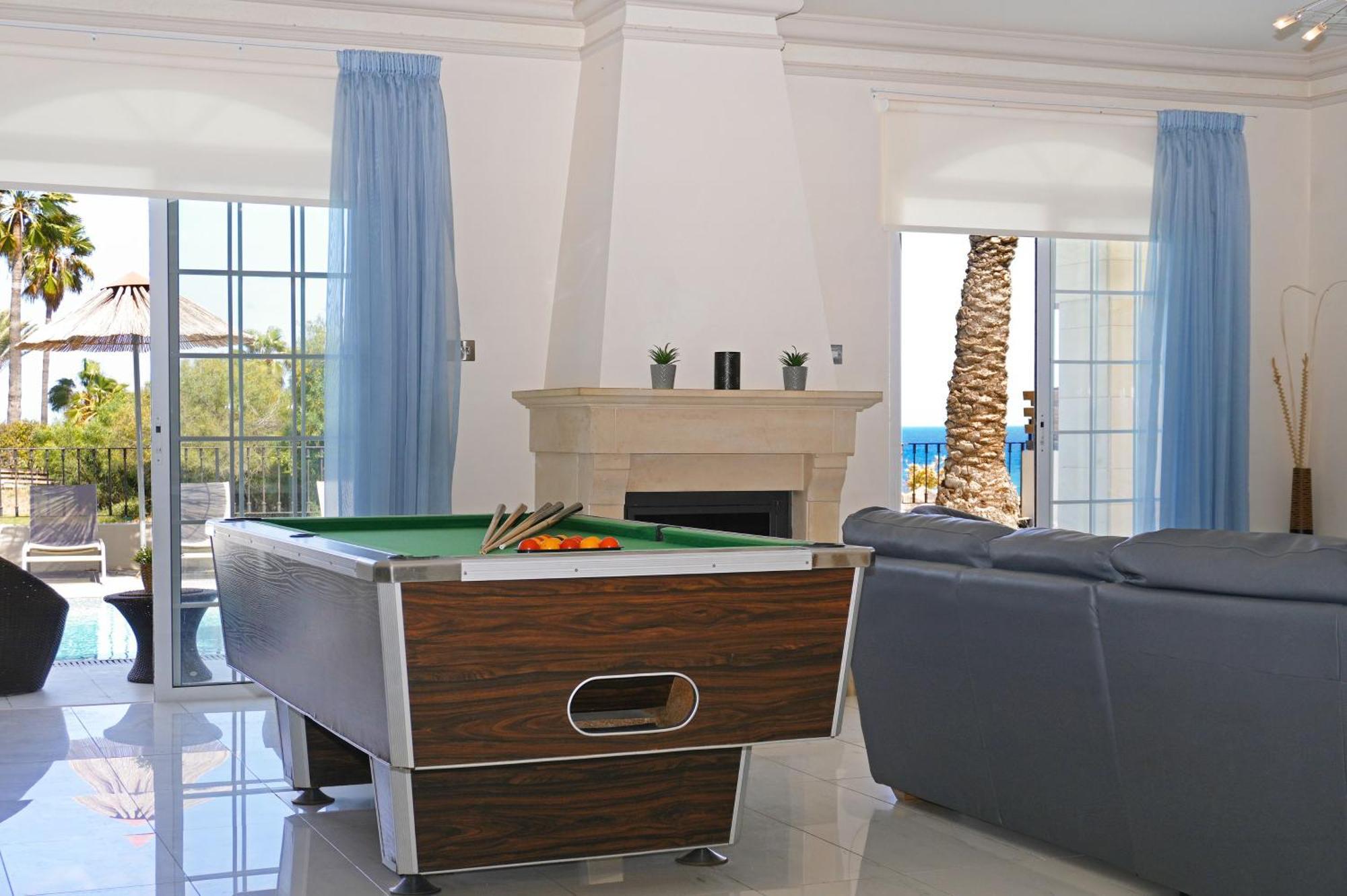 Villa Oceania - Beachfront Paralimni Buitenkant foto